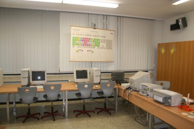 Lehrerarbeitsplatz mit 2 Druckern und Scanner